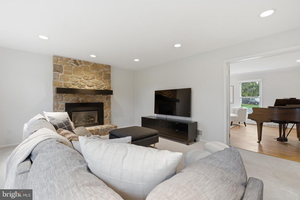 305 COUNTRYVIEW DRIVE