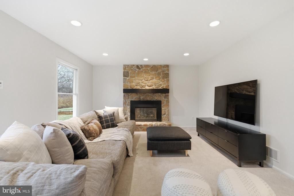305 COUNTRYVIEW DRIVE