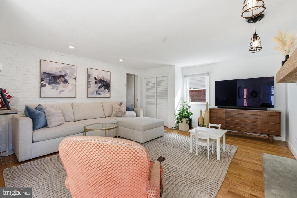 402 TWIN OAKS DRIVE