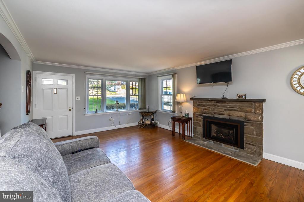 405 E WOODLAND AVENUE
