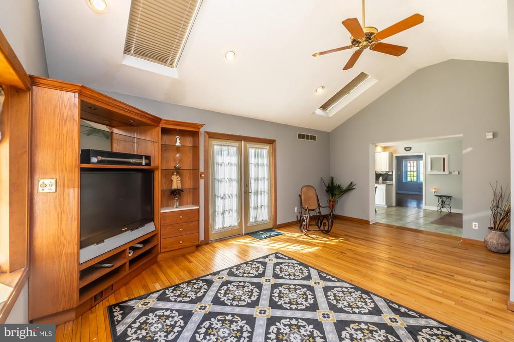 405 E WOODLAND AVENUE
