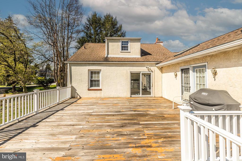 405 E WOODLAND AVENUE
