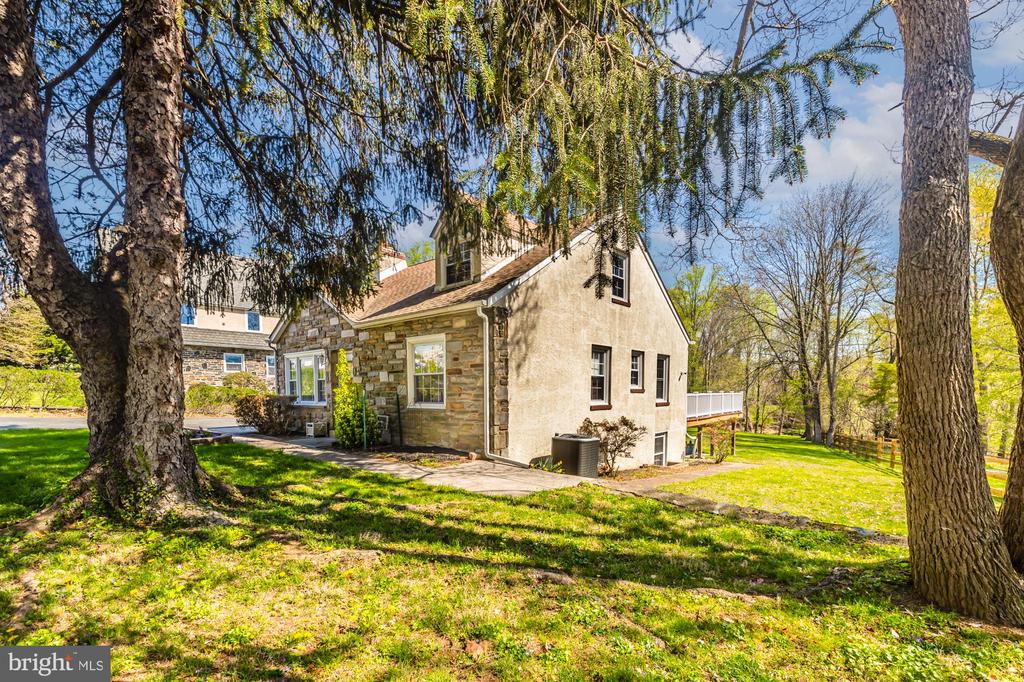 405 E WOODLAND AVENUE