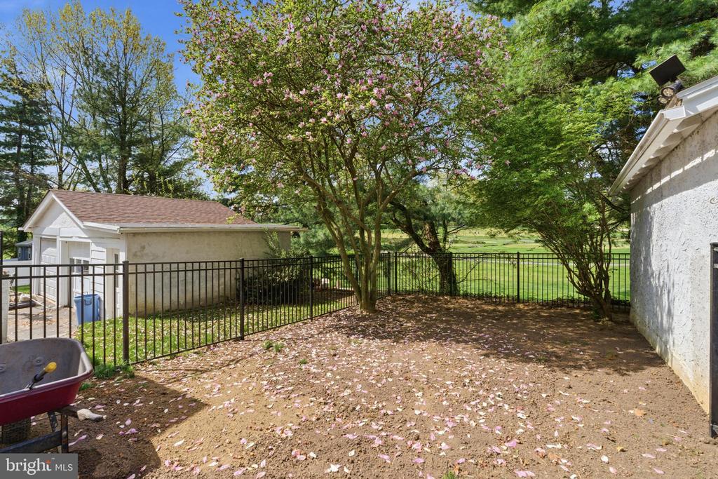 526 COUNTRY CLUB LANE