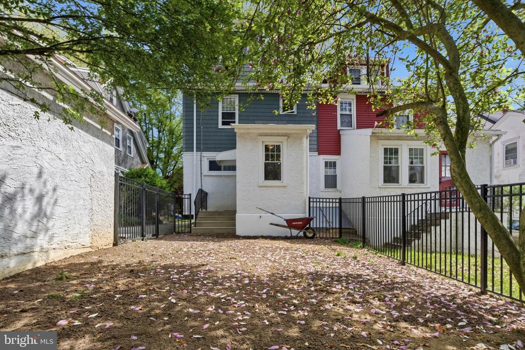 526 COUNTRY CLUB LANE