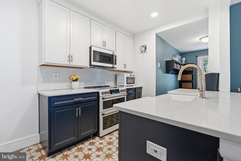 526 COUNTRY CLUB LANE