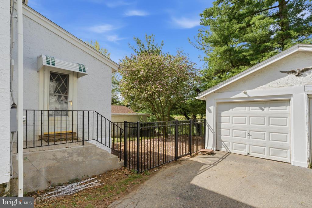 526 COUNTRY CLUB LANE