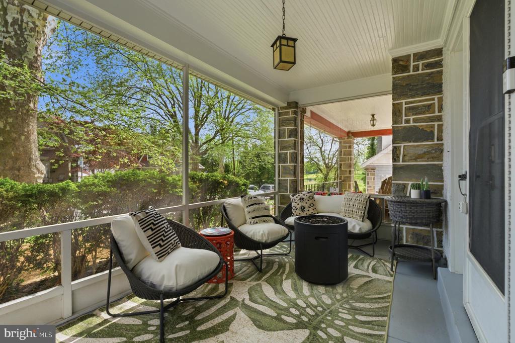 526 COUNTRY CLUB LANE