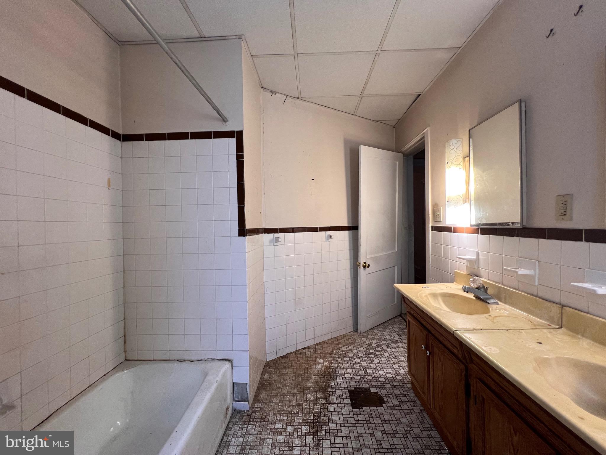 192 N LANSDOWNE AVENUE #B1