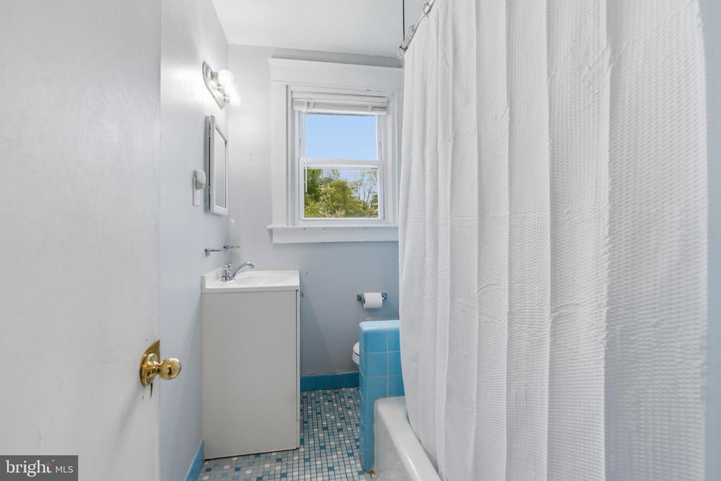 1423 LAWRENCE ROAD