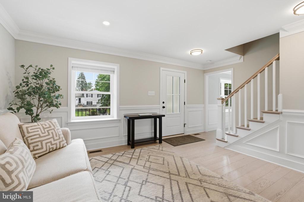 732 OAK WAY