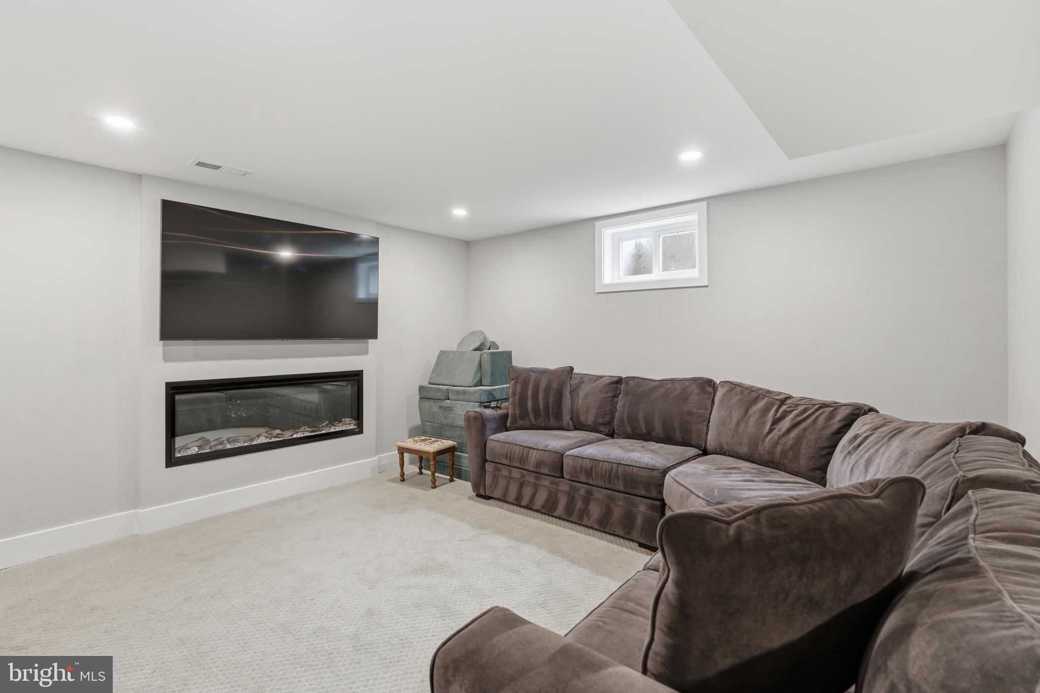 732 OAK WAY