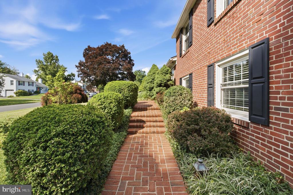 113 LOMBARDY DRIVE