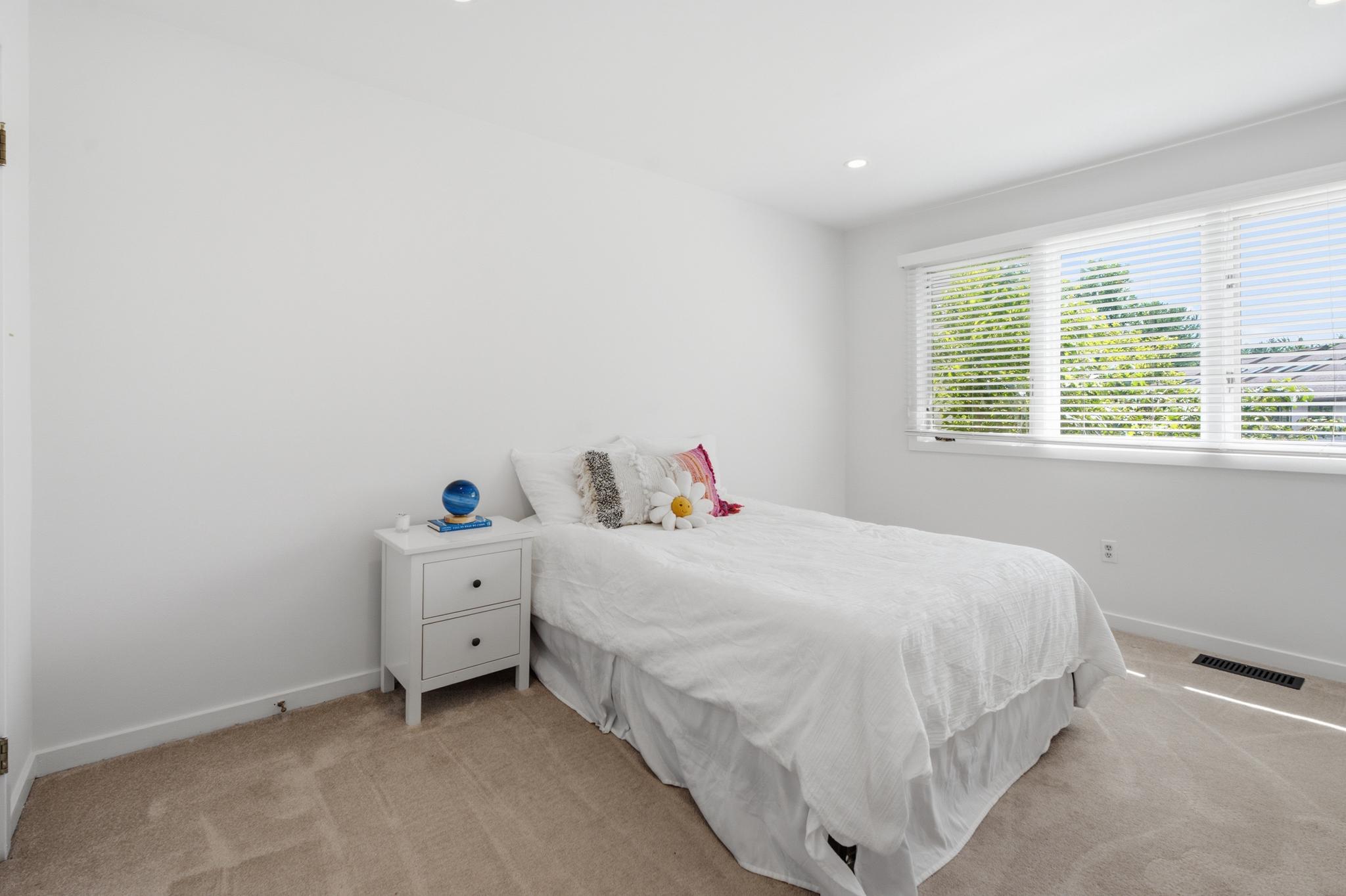 138 MONTROSE AVENUE 26