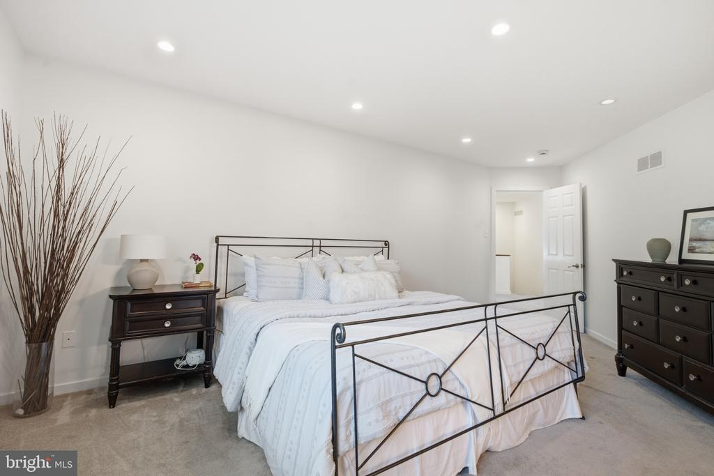 138 MONTROSE AVENUE 26