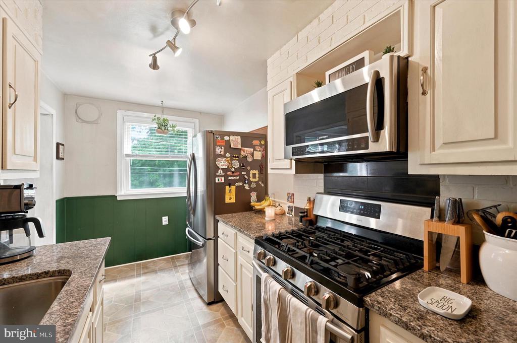 416 LAKEVIEW DRIVE