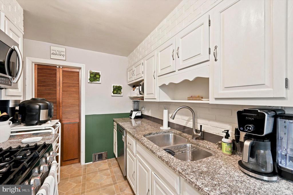 416 LAKEVIEW DRIVE