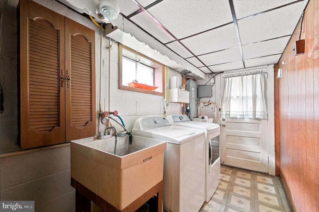 416 LAKEVIEW DRIVE