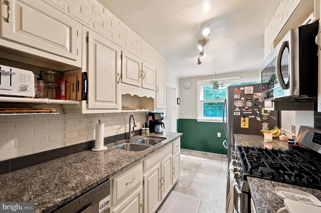 416 LAKEVIEW DRIVE