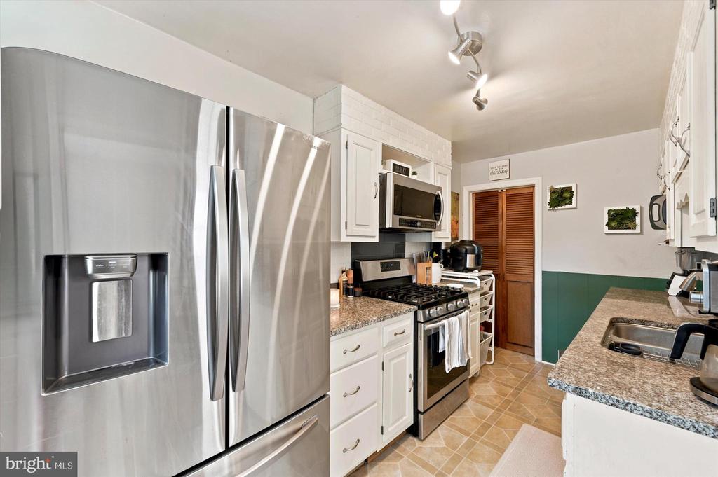 416 LAKEVIEW DRIVE