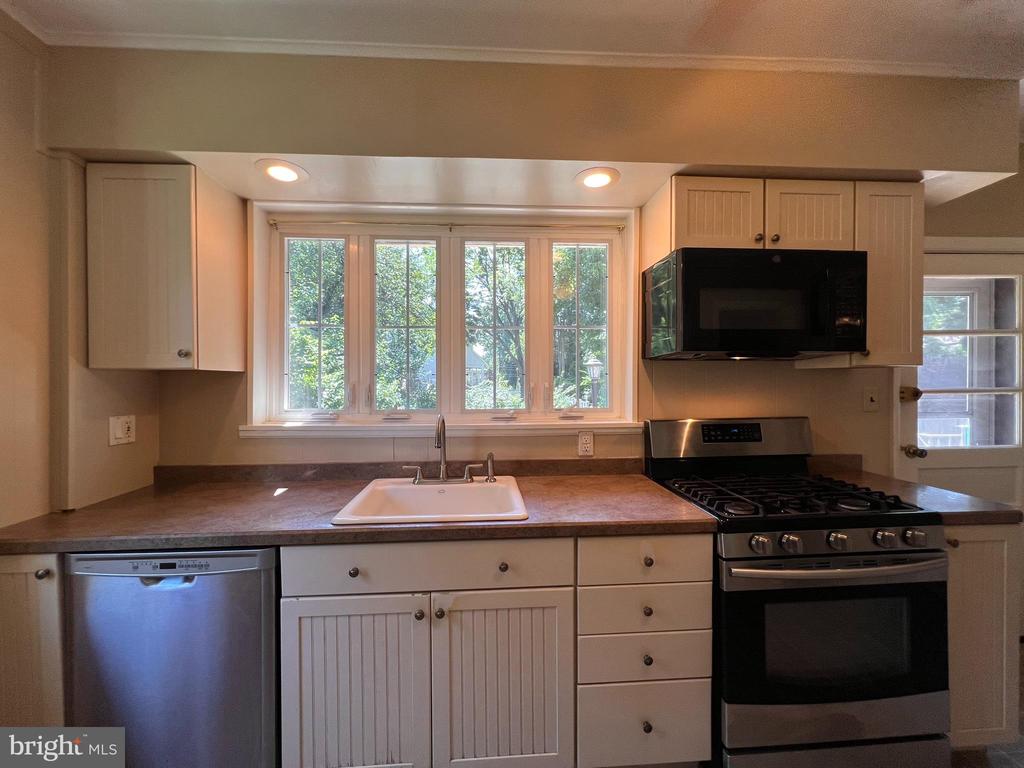 52 W ALBEMARLE AVENUE