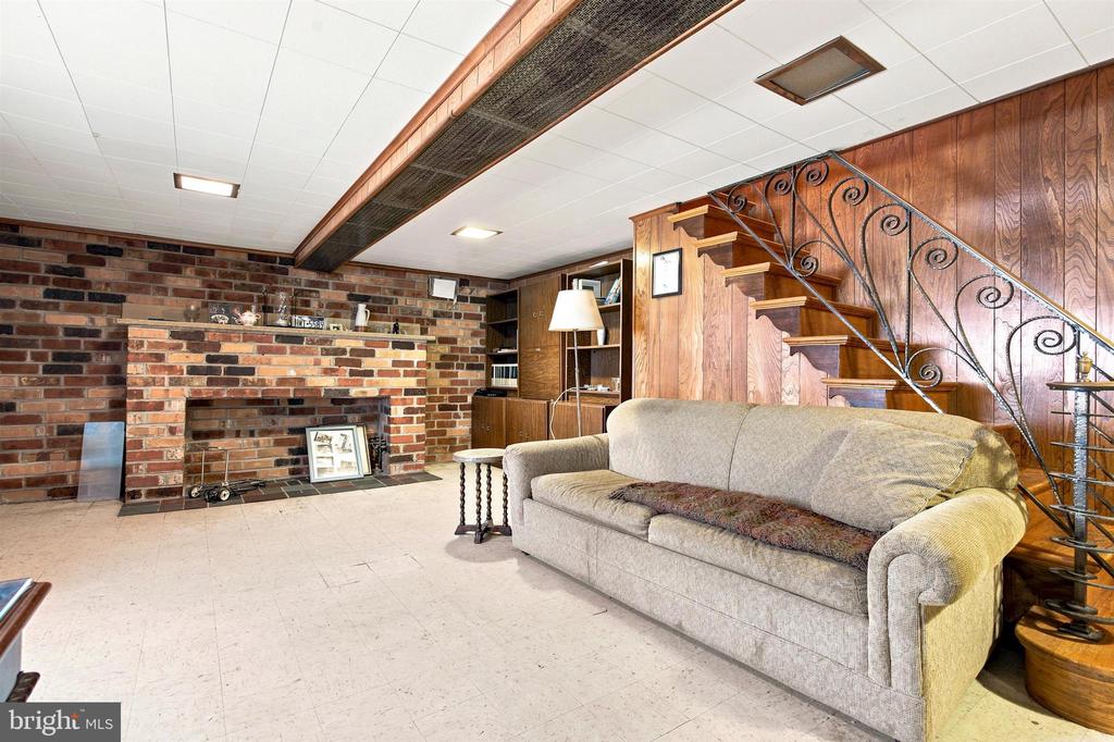833 FERN STREET