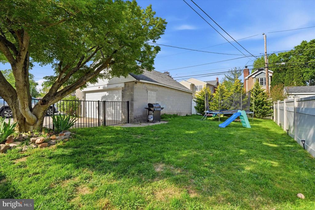 2621 ASHWOOD DRIVE