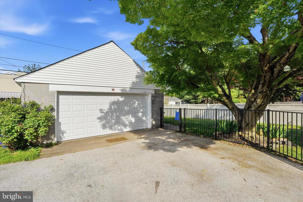 2621 ASHWOOD DRIVE