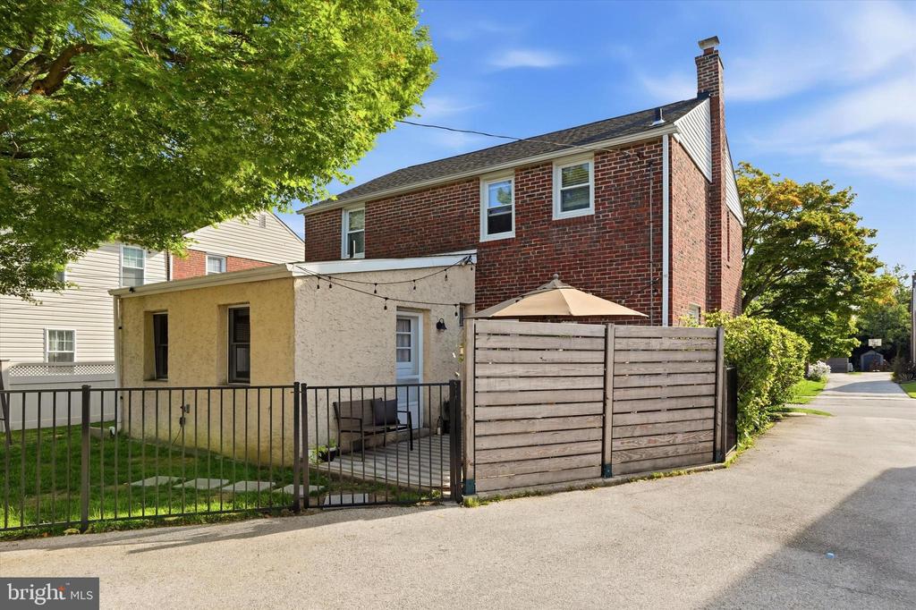 2621 ASHWOOD DRIVE