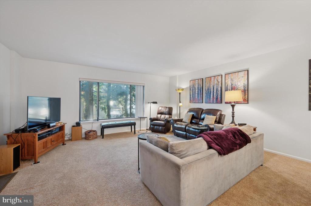 921 PUTNAM BOULEVARD Unit: 113