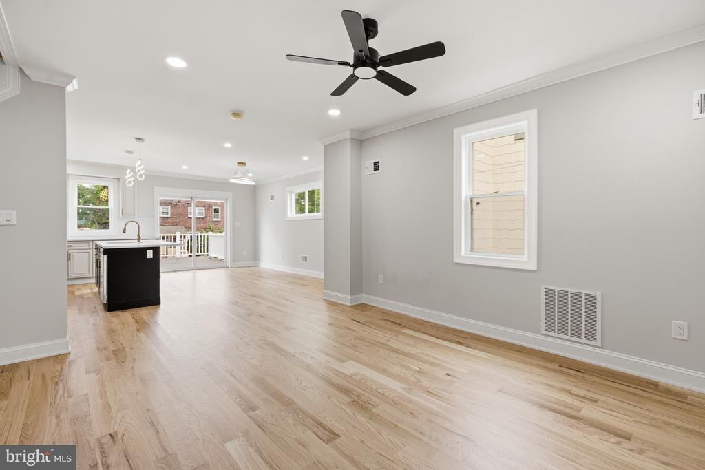 228 N LINDEN AVENUE