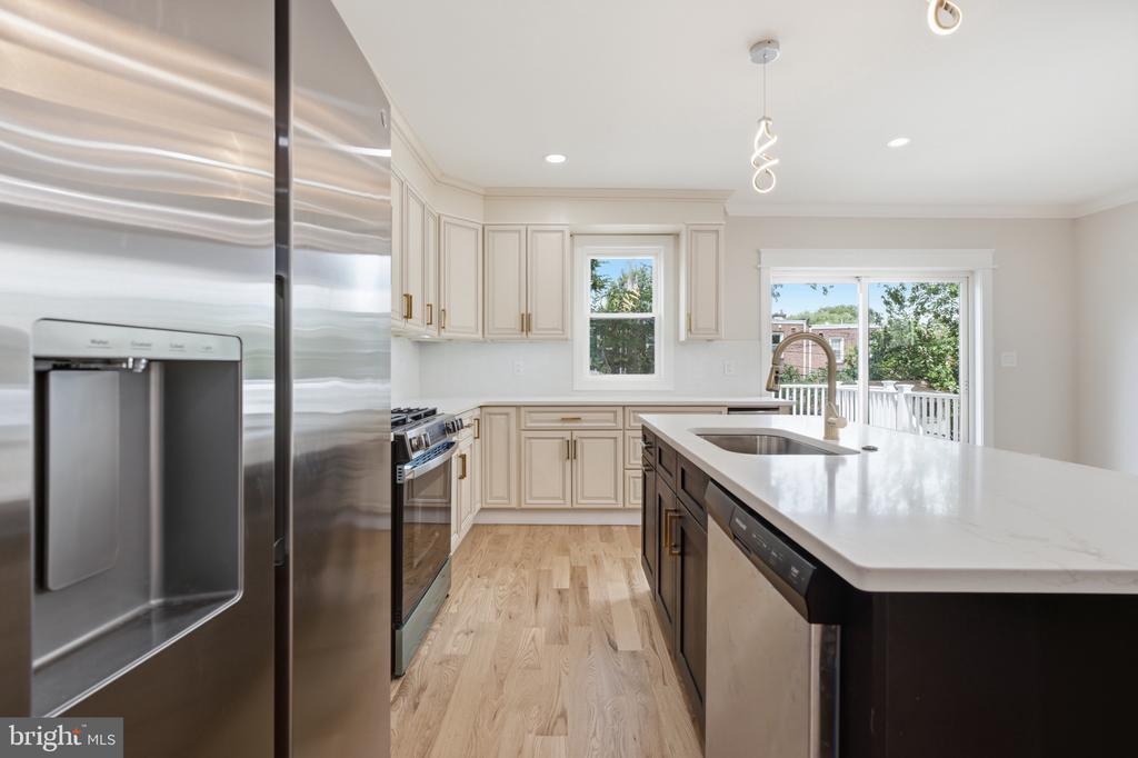 228 N LINDEN AVENUE