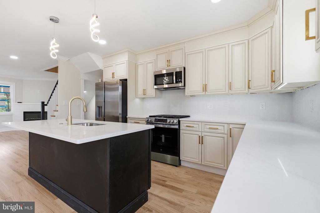 228 N LINDEN AVENUE