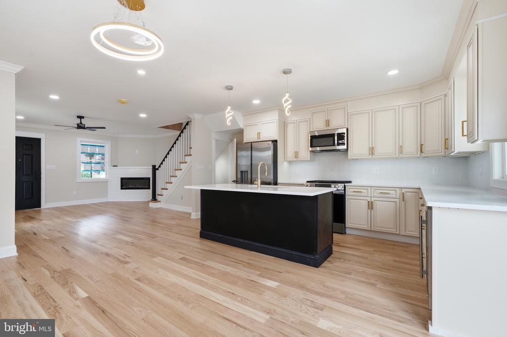 228 N LINDEN AVENUE