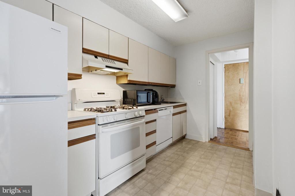 1030 E LANCASTER Unit: 1001