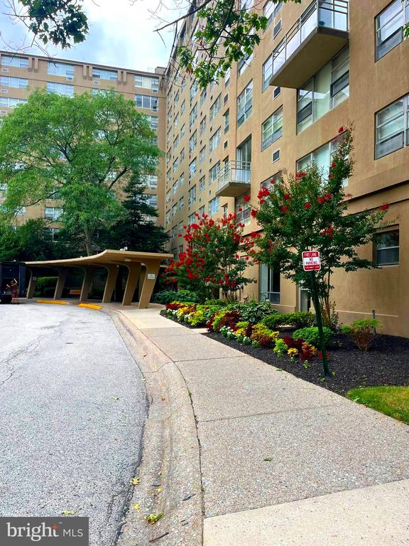 1030 E LANCASTER Unit: 1001