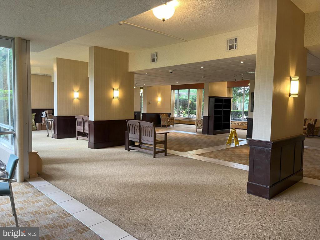 1030 E LANCASTER Unit: 1001