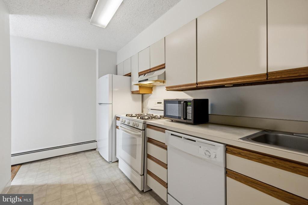 1030 E LANCASTER Unit: 1001