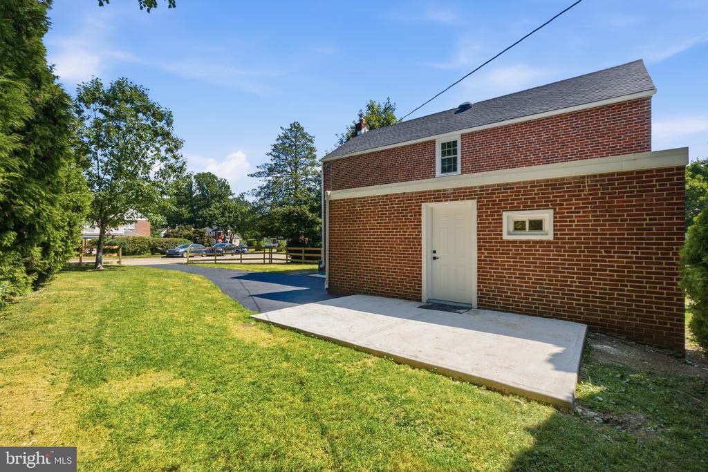 401 TWIN OAKS DRIVE