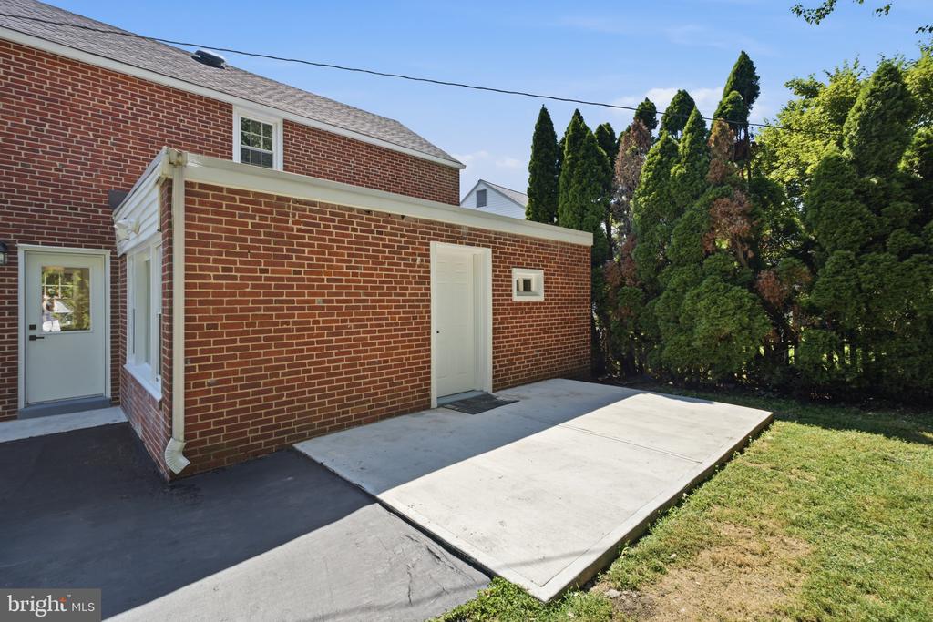 401 TWIN OAKS DRIVE