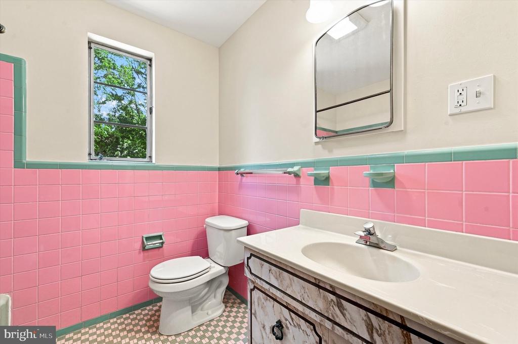 4022 W CHESTER PIKE