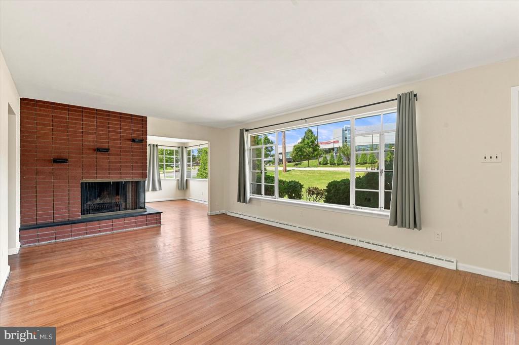 4022 W CHESTER PIKE