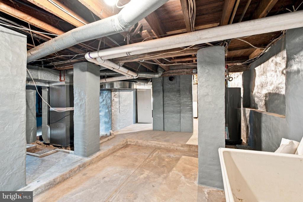 558 MOHAWK AVENUE