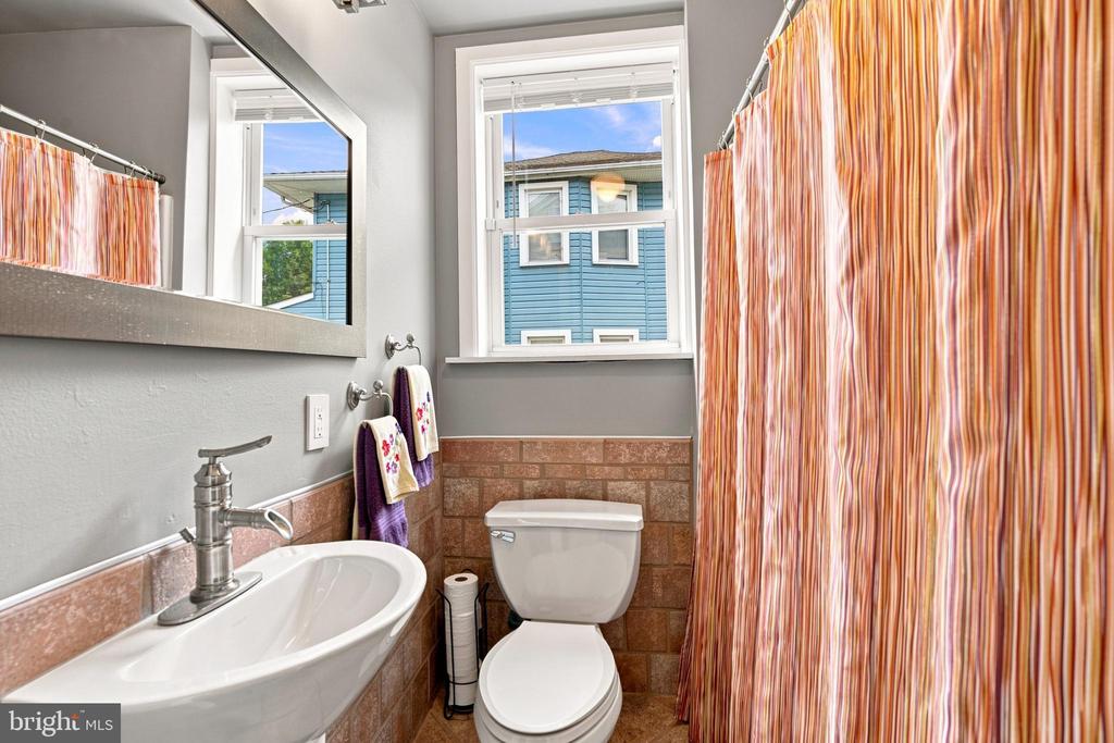 558 MOHAWK AVENUE