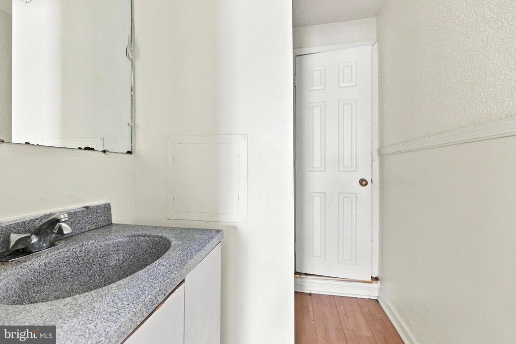 943 MAPLE TERRACE