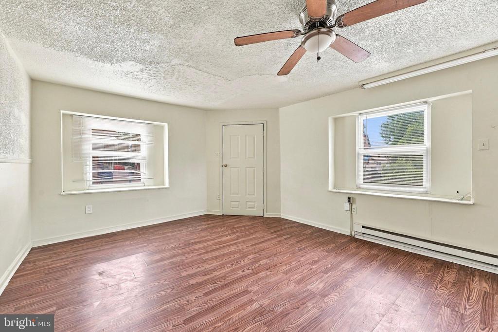 943 MAPLE TERRACE