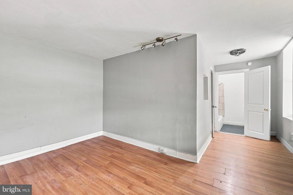943 MAPLE TERRACE