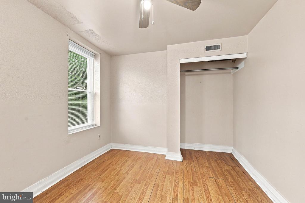 943 MAPLE TERRACE