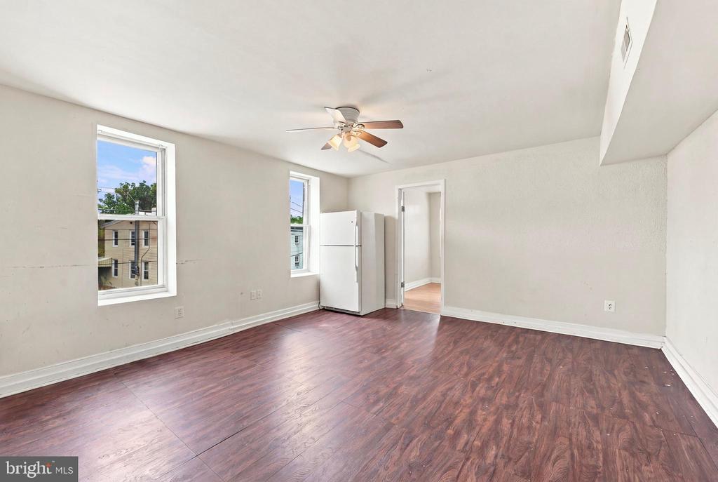 943 MAPLE TERRACE