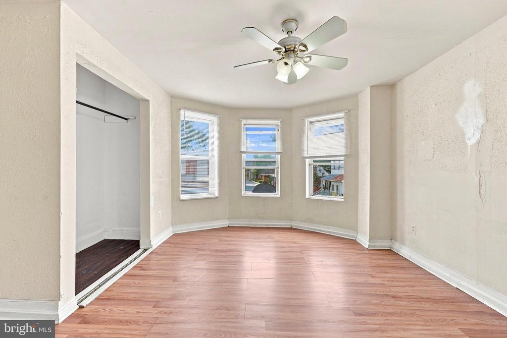 943 MAPLE TERRACE